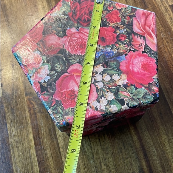 Vintage 3 Tier Roses Box - Picture 7 of 8